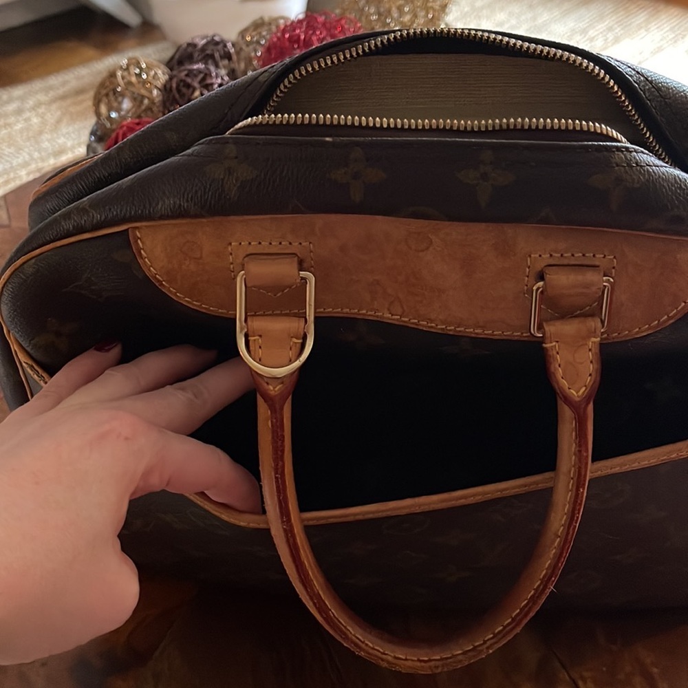 LV Authentic purse - Picture 9 of 11